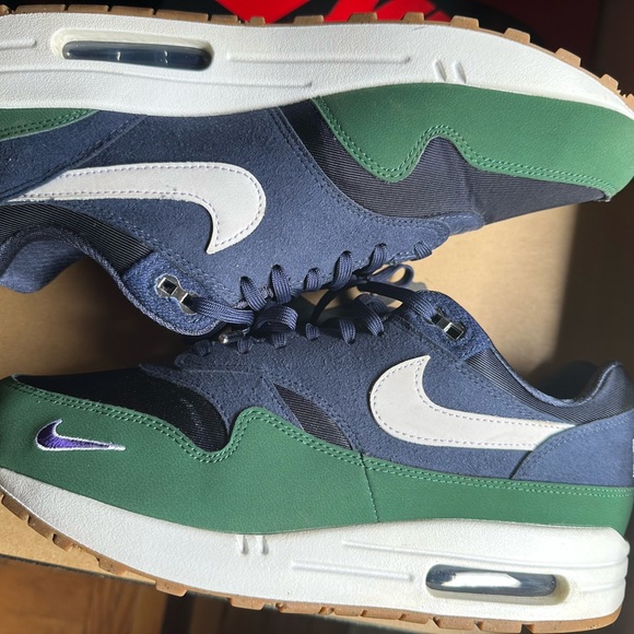 W NIKE AIR MAX 1 ‘87 qs size 11w/9.5M - Picture 2 of 3